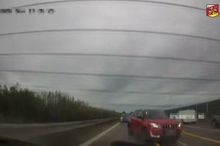 Divoké přepadení řidičky na dálnici D11. Muž se jí vetřel do auta, pronásledovala ho policie - Novinky
